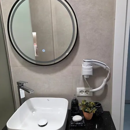 Just Renovated 1st Floor Near Center 2 Apartment