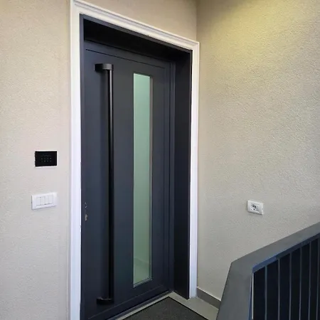 Just Renovated 1st Floor Near Center 2 Lejlighed *