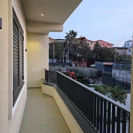 Lejlighed Just Renovated 1st Floor Near Center 2