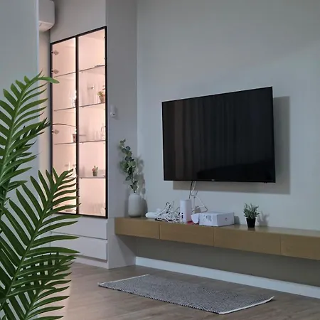 Just Renovated 1st Floor Near Center 2 Apartment