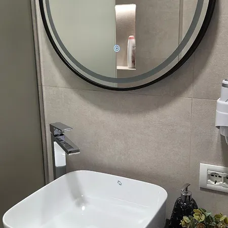 Just Renovated 1st Floor Near Center 2 Apartment *