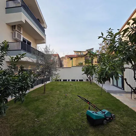 Just Renovated 1st Floor Near Center 2 Apartment *
